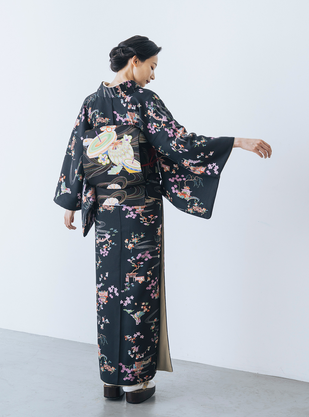 【良品✨】洗える着物　夏物　絽　小紋　黒色　万葉寺井　四季草花　トールサイズA4 良品✨】洗える着物 夏物 絽 小紋 黒色 万葉寺井 四季草花